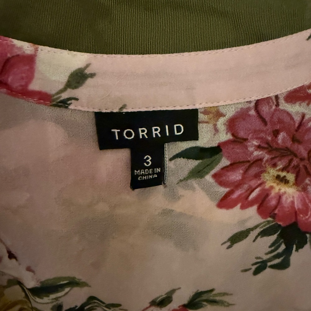 Torrid Light Pink Floral Button-Up High-Low Tunic Blouse - Picture 8 of 8